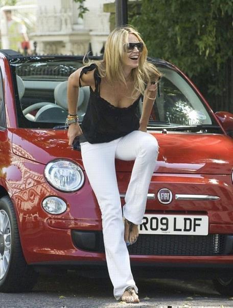 Supermodel Elle Macpherson und der Fiat 500C.